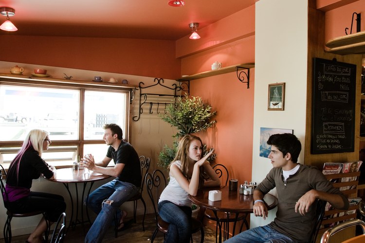 Las cafeterías son lugares de reunión útiles.