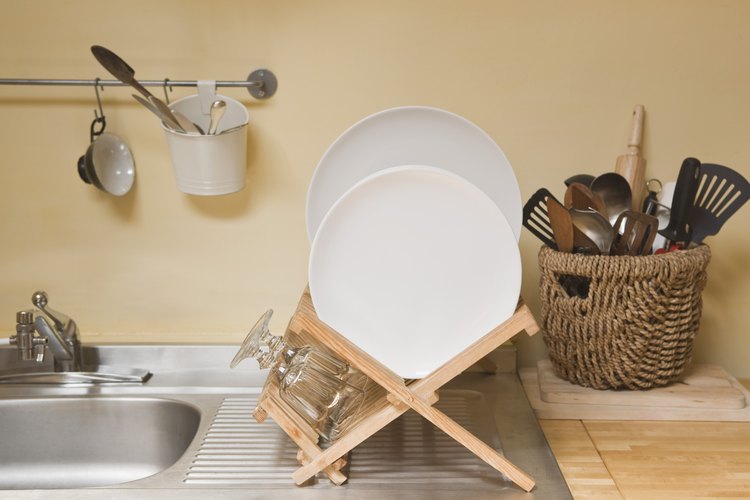 Un salpicadero detrás de un lavabo de cocina es útil para prevenir manchas y líos.