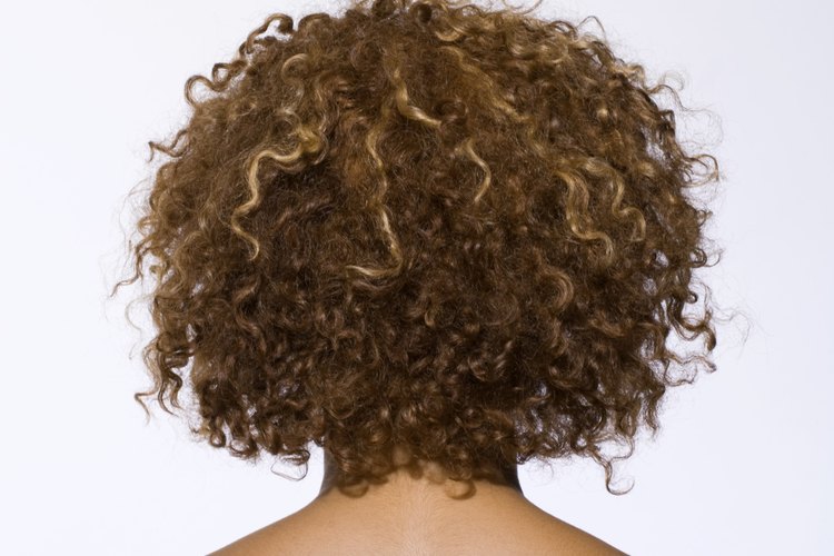 Cabello rizado corto.