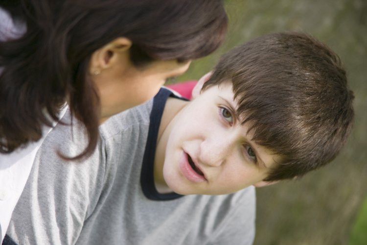 La comunicación constante te ayudará a determinar si tu adolescente puede volverse violento.