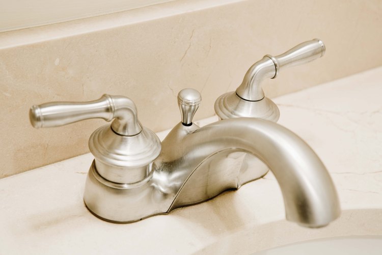 Realiza algunos pasos de diagnóstico si tienes poca presión de agua en un grifo del baño.