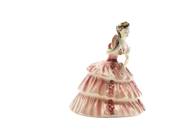 Limpia las figuras de porcelana con técnicas suaves.