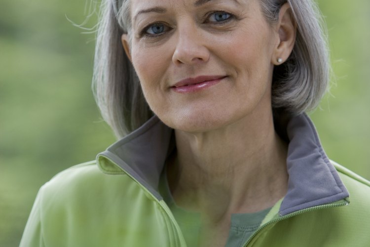 El cabello gris puede ser atractivo, y puedes volverlo platinado gradualmente