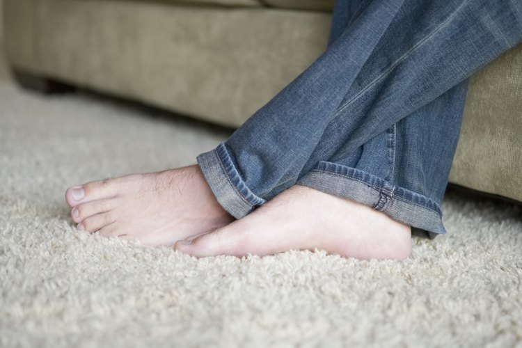 La lavadora Hoover SteamVac Quick-N-Lite sirve para limpiar alfombras sucias.