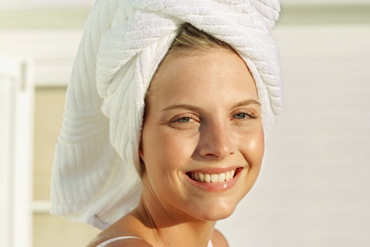Aplica un tratamiento de mayonesa una vez por semana en tu cabello para fortalecerlo visiblemente.