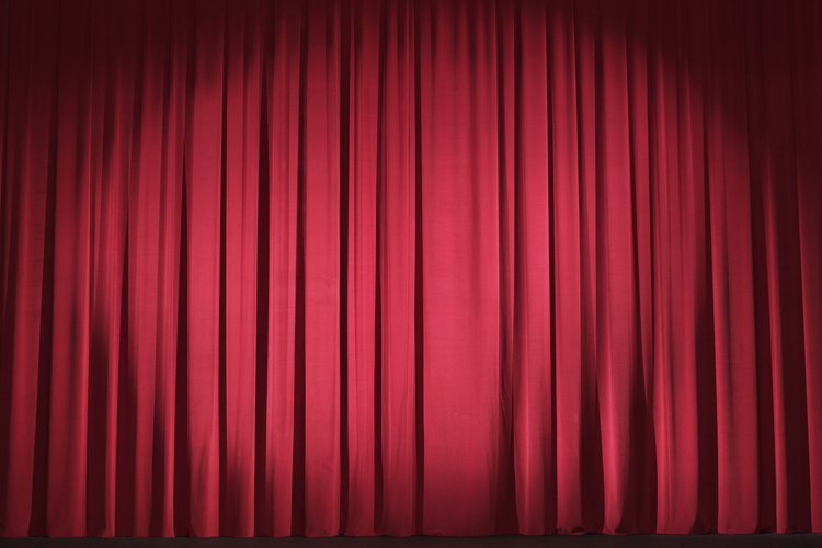 Los teatros utilizan pesados paños con largos pliegues que absorben el sonido.