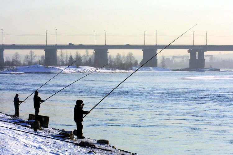 Pesca sobre el Río Angara con pueblerinos, cerca de Irkutsk.