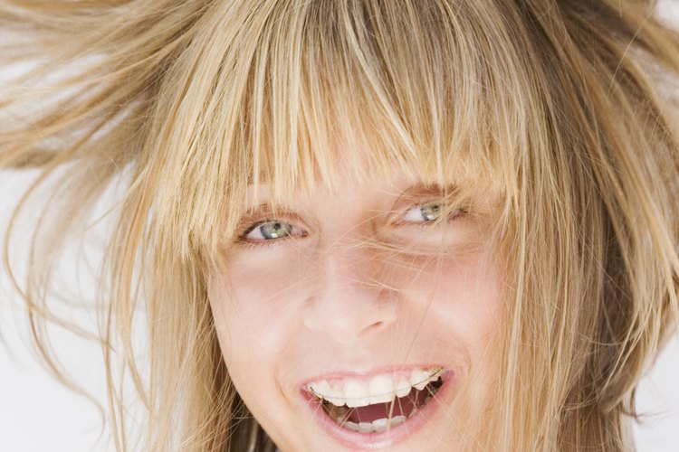 La electricidad estática puede hacer que tu cabello se levante.