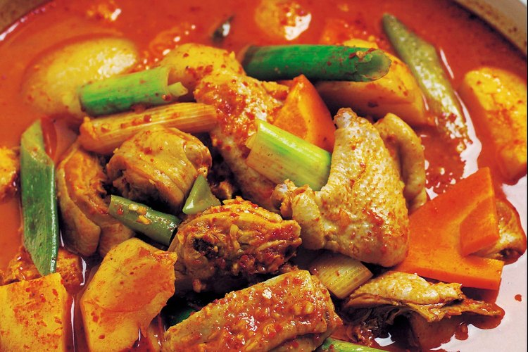 El curry rojo puede acoplarse fácilmente con carne y verduras.