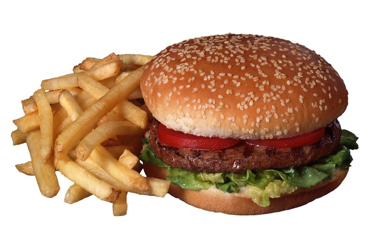 Las hamburguesas y las papas fritas contienen cantidades poco saludables de grasas saturadas.