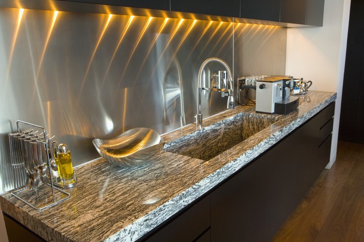 El lustre para metales Brasso también puede usarse para pulir la batería de cocina y los metales decorativos en este ambiente.
