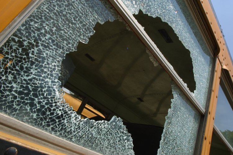 Los daños en propiedad ajena son conocidos comúnmente como "vandalismo".