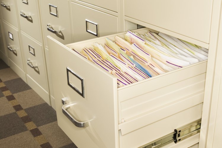 Archivar alfabéticamente simplifica las búsquedas de papeles de trabajo cuando son requeridos.