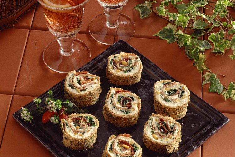 Rollos de tortilla, queso crema y verduras.