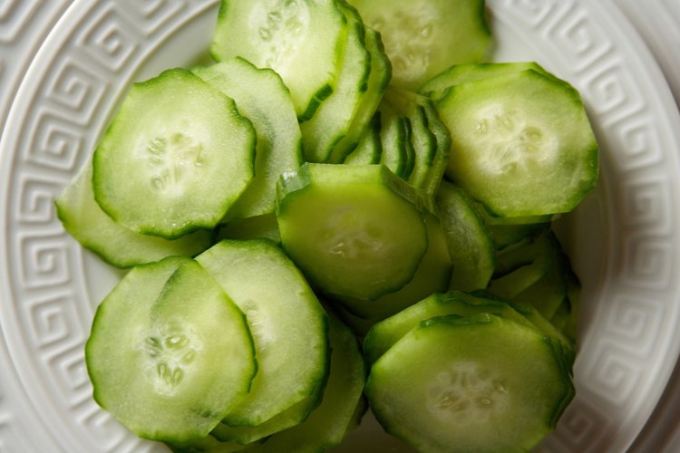 Usa rodajas delgadas de pepino en tu ensalada.