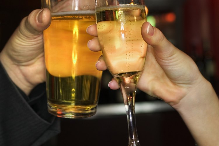 El proceso básico de elaboración de vino y cerveza es similar.