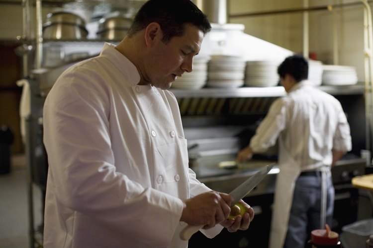 Cocineros trabajando en la cocina de un restaurante.
