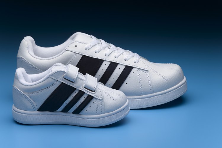 Elige zapatos de atletismo con suela blanca o de color claro para prevenir rayones en el suelo.