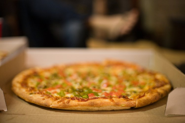 Recalentar una pizza Domino no es difícil.