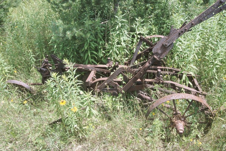 Imita la construcción de un arado antiguo usando partes de bicicletas.