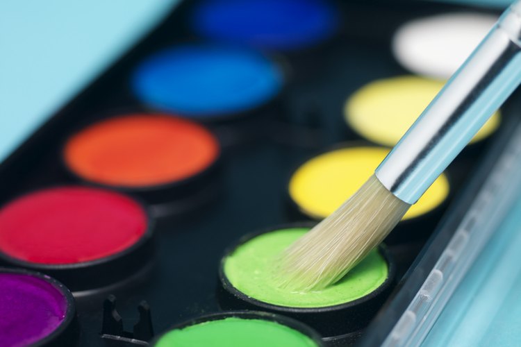 Llena tu paleta de pinturas.