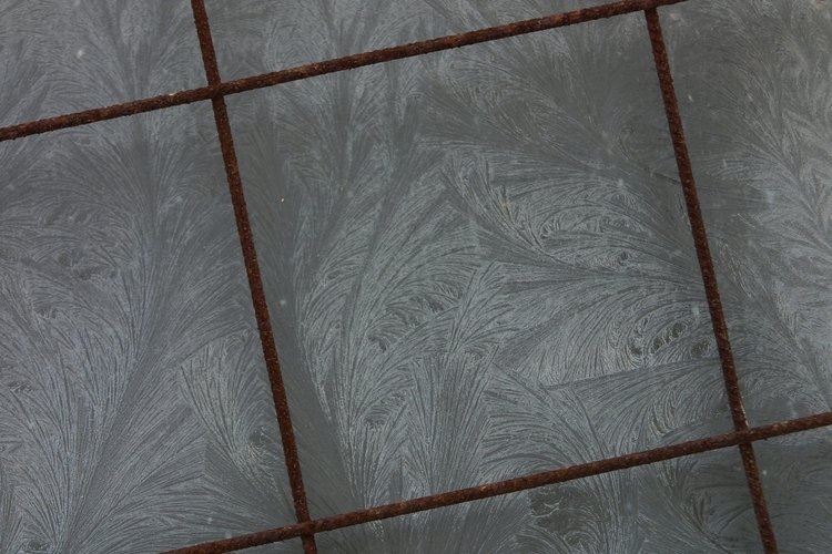 Crea un diseño realista que imite escarcha de hielo con ayuda de una espátula de goma.