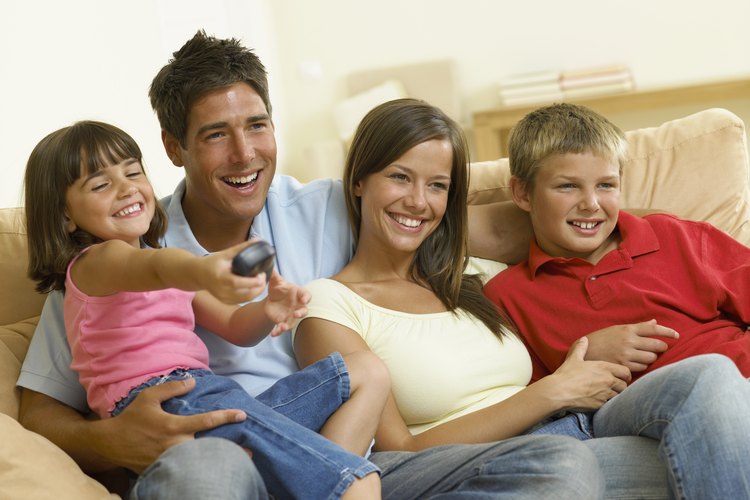 A muchas familias les gusta ver televisión en la sala con hogar.