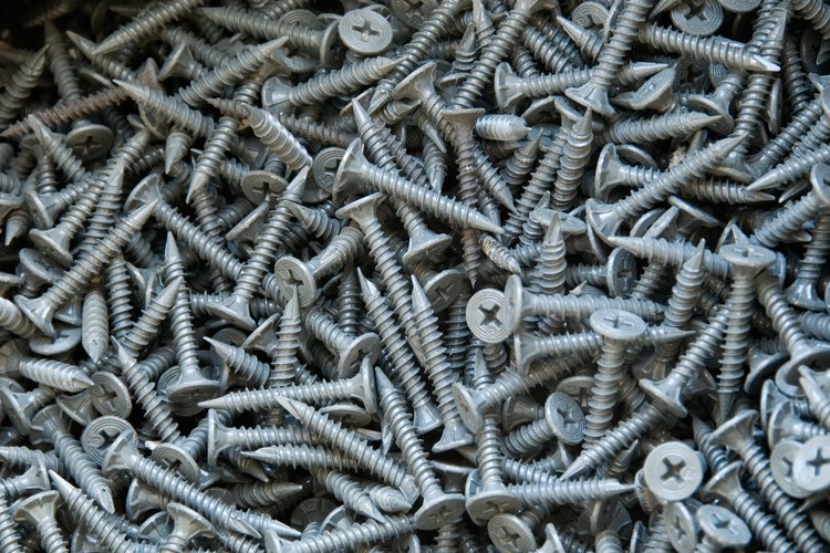 Quitar tornillos barridos requiere la combinación adecuada de herramientas.