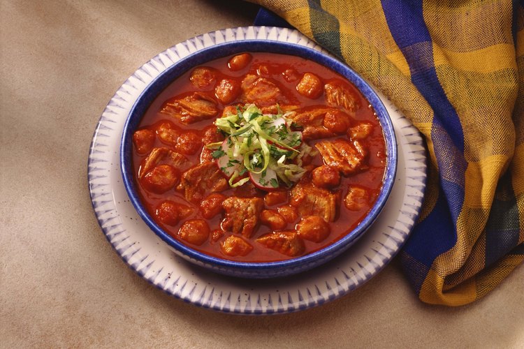 Agrega maíz seco cocido al tradicional pozole del sudoeste.