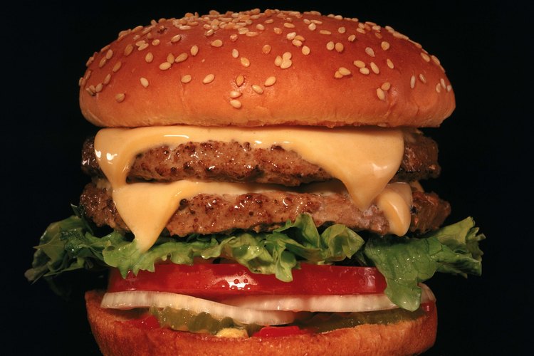 Puedes decorar la hamburguesa básica con todo tipo de accesorios sabrosos.