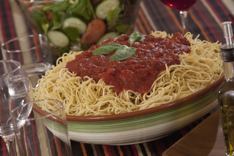 Las hierbas frescas le dan sabor a la salsa de tomate de lata.