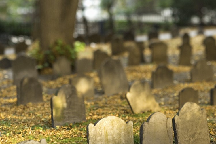 El tamaño de la lápida varía según las regulaciones del cementerio y las proporciones del sitio del entierro.