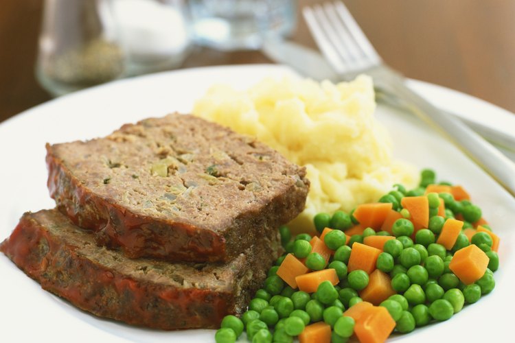 Usa avena, pan rallado o copos de patatas para hacer un pastel de carne sin huevo.