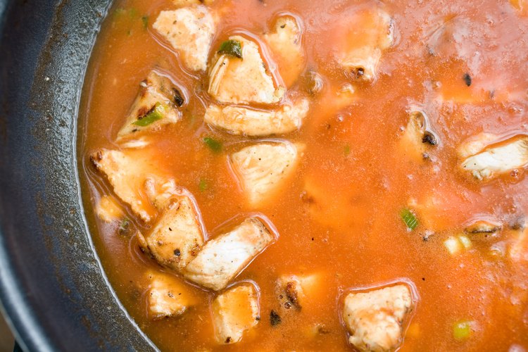 El caldo de pollo hidrata y tiene propiedades anti-inflamatorias.