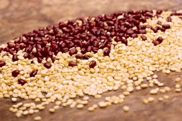 Si has notado una relación entre los alimentos altos en fibra en tu dieta y los problemas intestinales de tu bebé, trata de eliminar los alimentos temporalmente y observa si los gases de tu bebé mejoran.