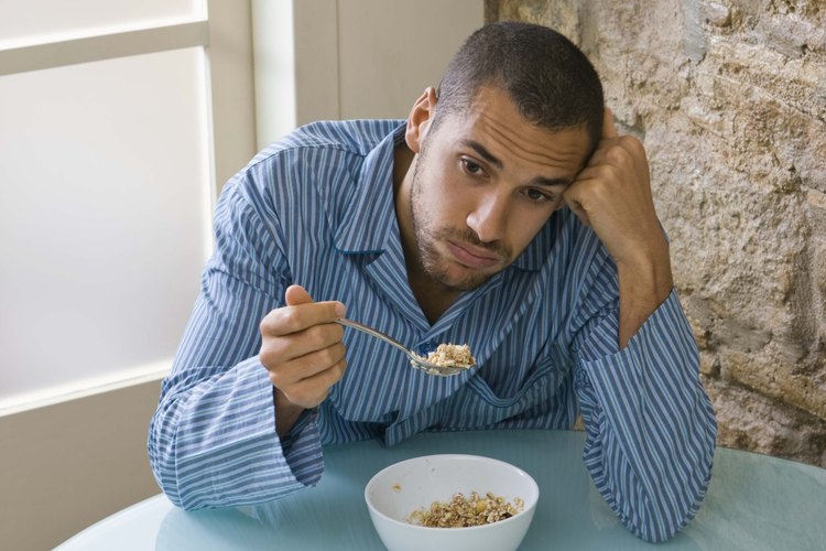 Prueba un tazón de salvado de avena caliente en vez del cereal frío procesado.