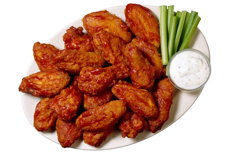 Las alas de pollo asadas son fáciles de preparar utilizando tu propia receta.