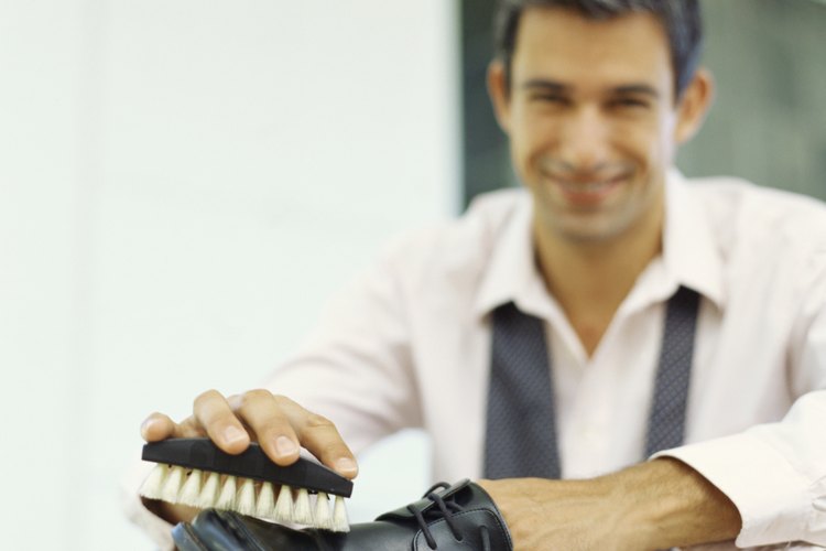 Haz un betún para zapatos casero con cera de abejas.