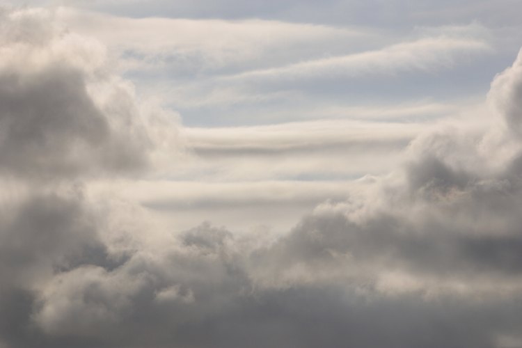 Génesis 1 al 6 registra la creación del cielo en manos de Dios.
