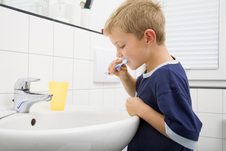 Los niños pueden cepillarse los dientes después de las comidas para prevenir el mal aliento.