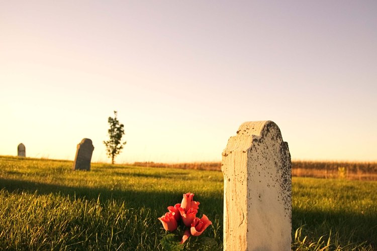 Visitar el cementerio donde se encuentra un ser querido es una forma común de recordarlo.