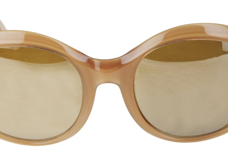 Aprende a reparar rasguños en tus lentes para sol.