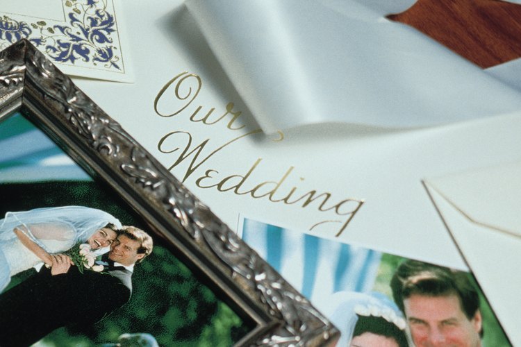Los moños le pueden dar un toque especial a tus invitaciones de casamiento.