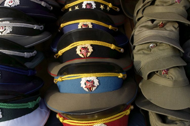 El primer deber del jefe de pelotón es obedecer las órdenes del comandante en jefe.