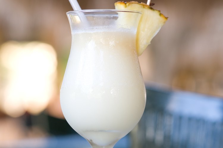 Una rodaja de piña es el adorno ideal para la piña colada.