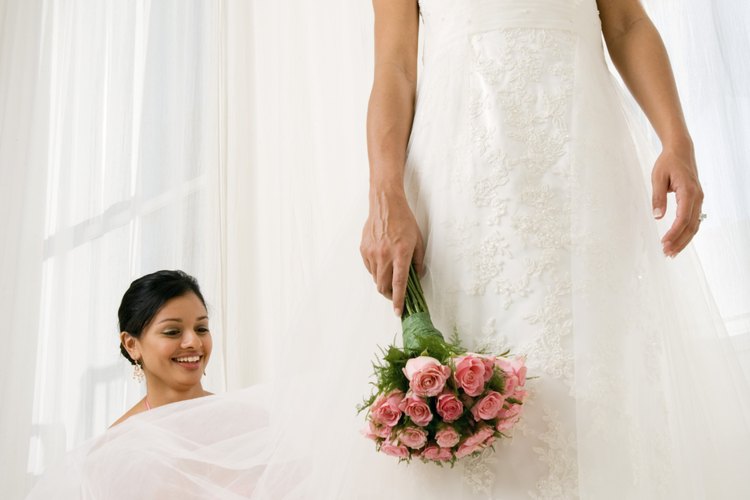 Pide a tu dama de honor que estire tu cola durante el día de tu boda.