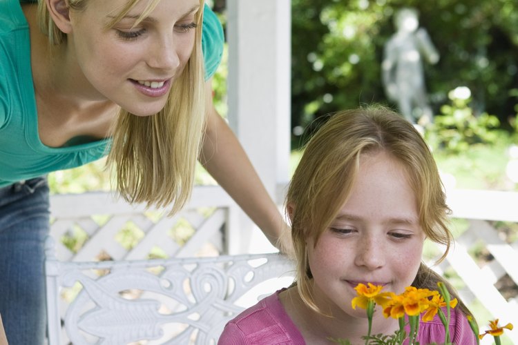 Una actividad tan simple como plantar una flor se convierte en un evento especial al compartirla con tu hijo.