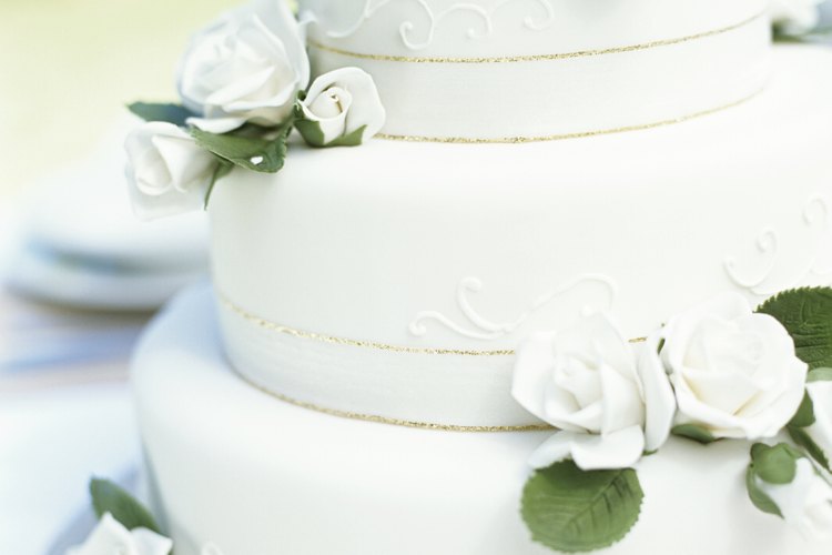 El fondant se usa para decorar diferentes partes de una torta.