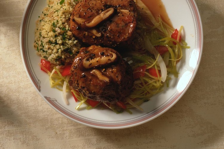 El filet mignon tiene muy poca grasa así que es importante no sobrecocer el asado o se secará.
