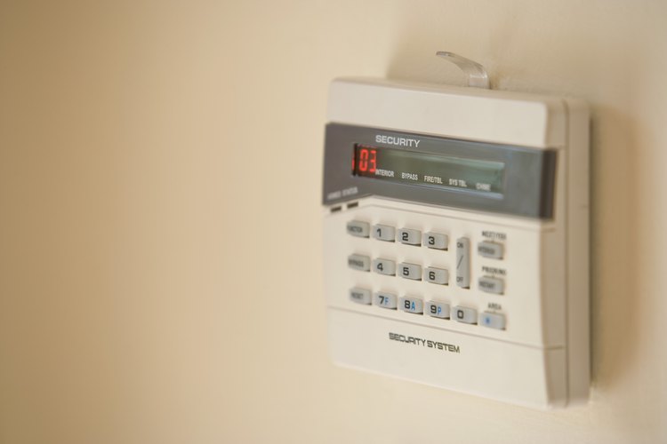 El panel de alarma controla el sistema pero no le aporta energía. El teclado recibe energía del panel principal de seguridad.